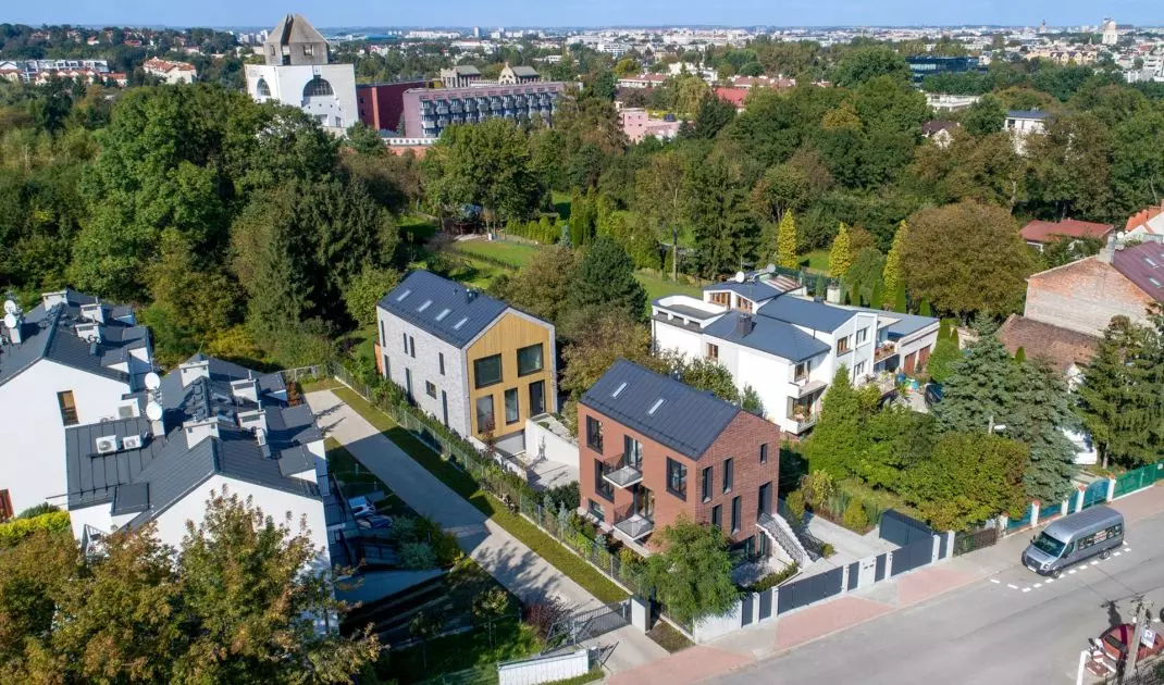 Dom z Jabłonią  –  widok z lotu ptaka 