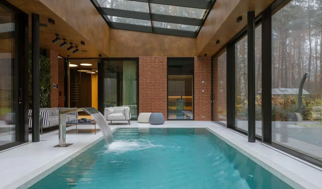 Huge glazing allows the interior and exterior to mingle