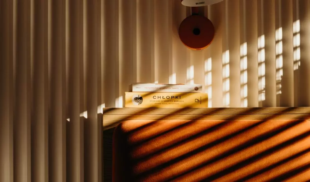 The guiding color theme of the entire arrangement is the brick shade