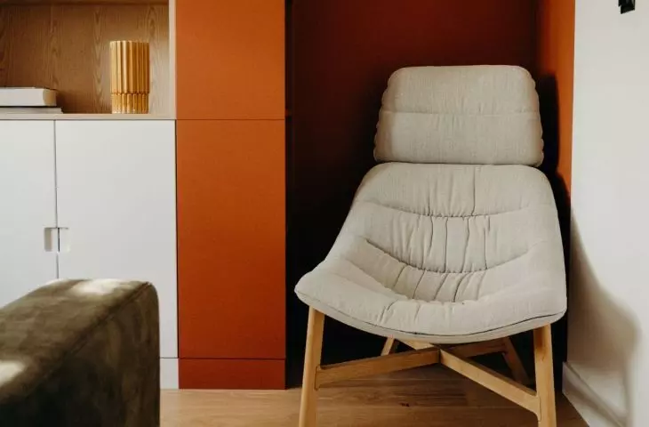 The brick color appears both in furniture, upholstered pieces, as well as on parts of the walls and in carefully selected accessories