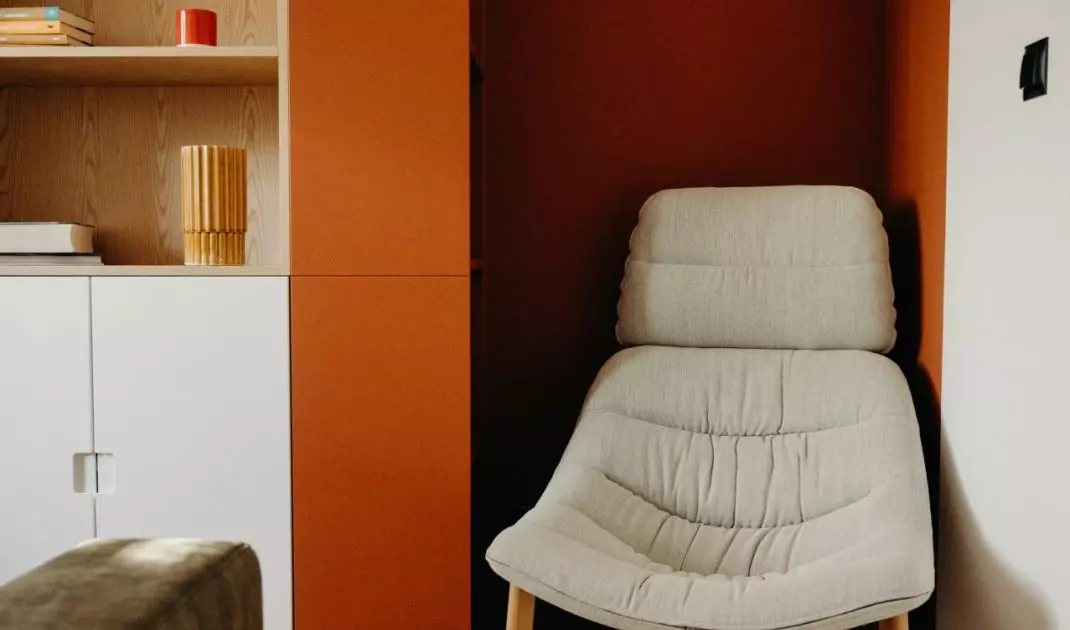 The brick color appears both in furniture, upholstered pieces, as well as on parts of the walls and in carefully selected accessories