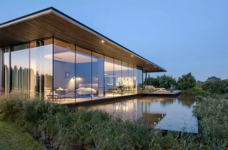 House 35.35 on the Escarpment consists of two levels, differentiated in terms of function and the way they are incorporated into the escarpment