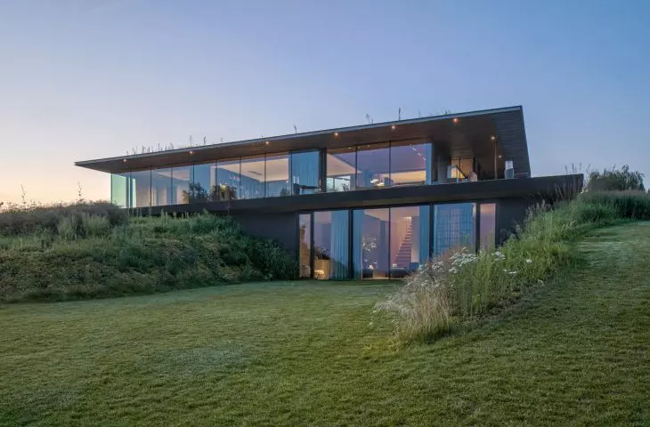 The challenge was to blend the building into the steep escarpment and bring it closer to the Vistula River, located 35 meters and 35 centimeters below - hence the name 