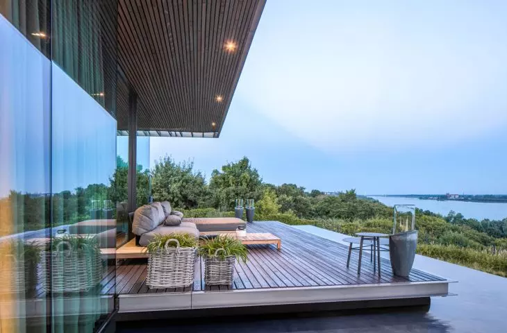 House 35.35 on the Escarpment - minimalist body, panoramic glazing, green roof and carefully selected materials emphasize functionality and respect for the environment