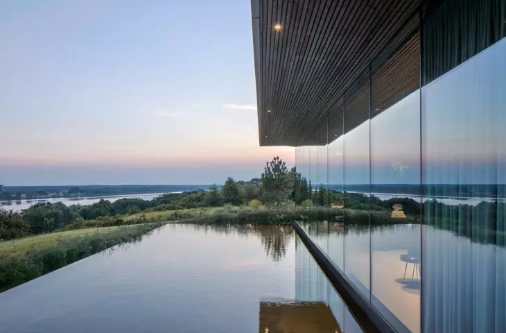 The Vistula side is dominated by panoramic glazing, stretching the entire length of the building