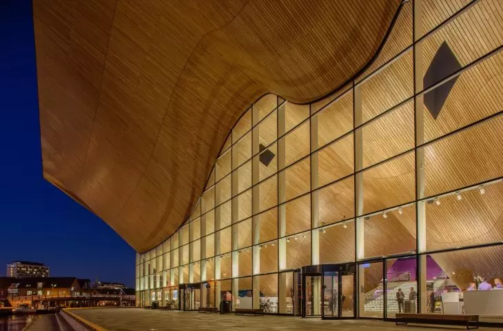 Kilden's most recognizable feature is the cantilevered, corrugated solid oak wall that floats above the glazed facade