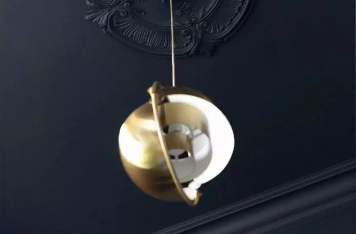Granatowy sufit świetnie sprawdzi się we wnętrzach w stylu modern classic