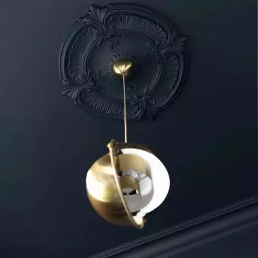 Granatowy sufit świetnie sprawdzi się we wnętrzach w stylu modern classic
