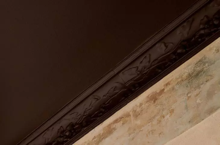 Czekoladowy sufit doda wnętrzu elegancji