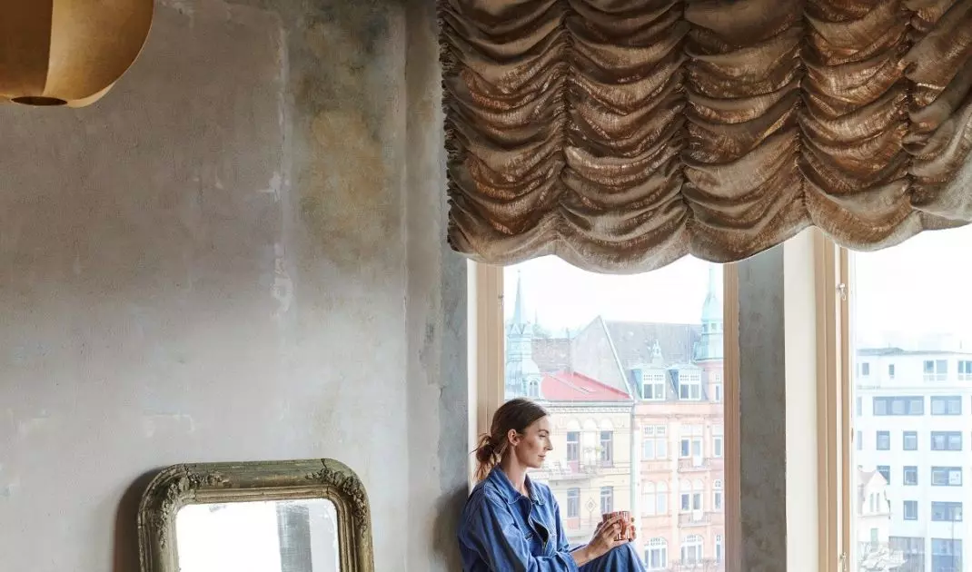 Brown ceiling looks beautiful in classic, elegant spaces
