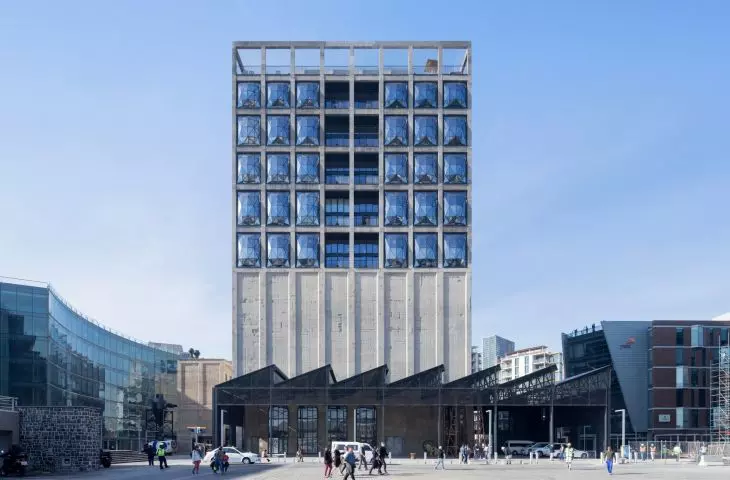 Muzeum Współczesnej Sztuki Afrykańskiej Zeitz znajduje się w tętniącym życiem porcie V&A Waterfront (Victoria and Alfred Waterfront) w Kapsztadzie