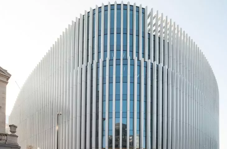 Nowa siedziba główna BNP Paribas Fortis przy Montagne du Parc w Brukseli – bryłę budynku definiuje zewnętrzny szkielet nośny, złożony z 300 słupów