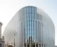 Nowa siedziba główna BNP Paribas Fortis przy Montagne du Parc w Brukseli – bryłę budynku definiuje zewnętrzny szkielet nośny, złożony z 300 słupów