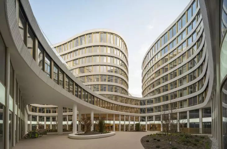 Nowa siedziba główna BNP Paribas Fortis przy Montagne du Parc w Brukseli – na elewacjach dziedzińców zastosowano poziome pasy z betonu zbrojonego włóknami