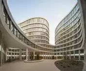 Nowa siedziba główna BNP Paribas Fortis przy Montagne du Parc w Brukseli – na elewacjach dziedzińców zastosowano poziome pasy z betonu zbrojonego włóknami