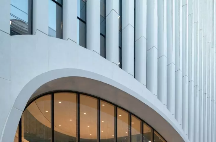 Nowa siedziba główna BNP Paribas Fortis przy Montagne du Parc w Brukseli – otwory w atrium spiralnie wznoszą się ku górze, kończąc się łukiem wychodzącym na esplanadę