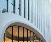 Nowa siedziba główna BNP Paribas Fortis przy Montagne du Parc w Brukseli – otwory w atrium spiralnie wznoszą się ku górze, kończąc się łukiem wychodzącym na esplanadę