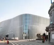Nowa siedziba główna BNP Paribas Fortis przy Montagne du Parc w Brukseli – widok od strony ulicy 
