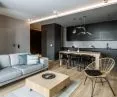 Antracytowy kolor w nowoczesnym wnętrzu, proj.: TILLA Architects