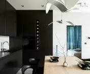 Antracytowy kolor w nowoczesnym wnętrzu, proj.: TILLA Architects