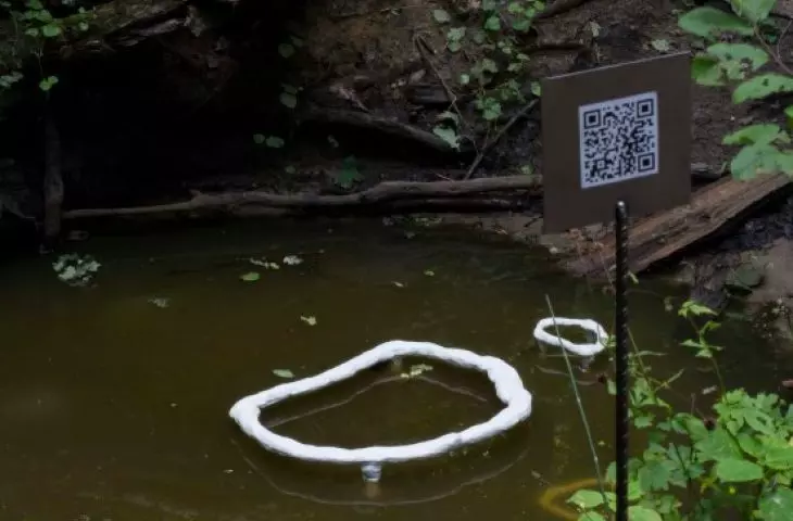 Indicating Water, kod QR na stelażu