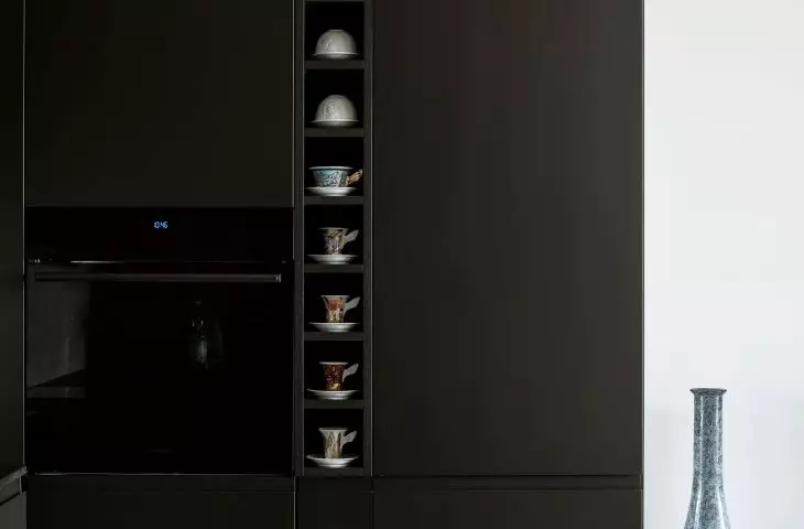 Antracytowy kolor w nowoczesnym wnętrzu, proj.: TILLA Architects