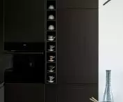 Antracytowy kolor w nowoczesnym wnętrzu, proj.: TILLA Architects