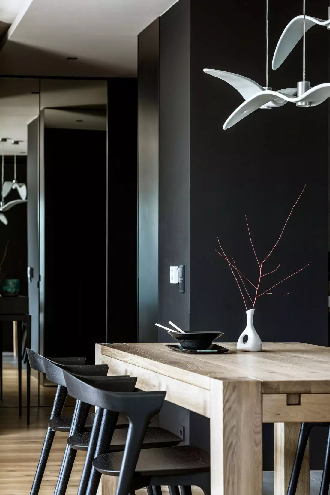 antracytowe ściany, drewniany stół, ręcznie robiona lampa; fot.: Yassen Hristov