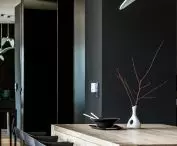Antracytowy kolor w nowoczesnym wnętrzu, proj.: TILLA Architects