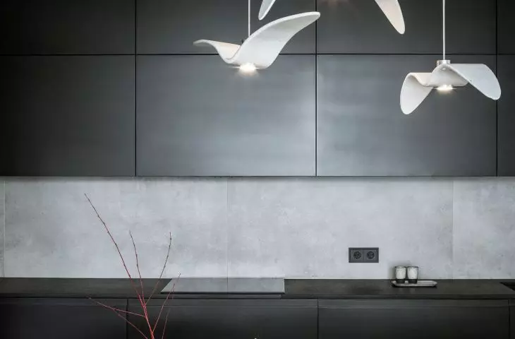 Antracytowy kolor w nowoczesnym wnętrzu, proj.: TILLA Architects