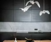 Antracytowy kolor w nowoczesnym wnętrzu, proj.: TILLA Architects