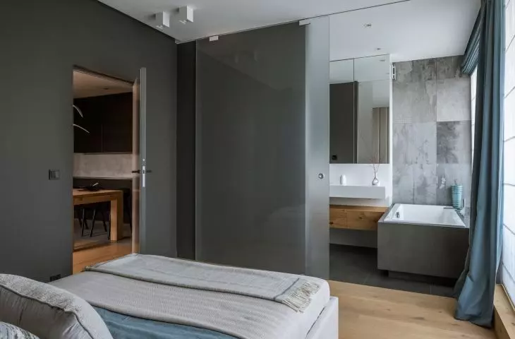 Antracytowy kolor w nowoczesnym wnętrzu, proj.: TILLA Architects