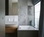 Antracytowy kolor w nowoczesnym wnętrzu, proj.: TILLA Architects