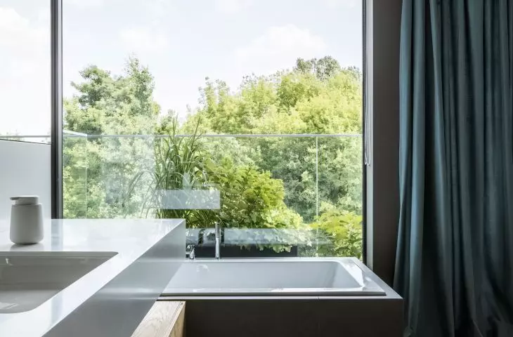 Antracytowy kolor w nowoczesnym wnętrzu, proj.: TILLA Architects