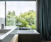 Antracytowy kolor w nowoczesnym wnętrzu, proj.: TILLA Architects