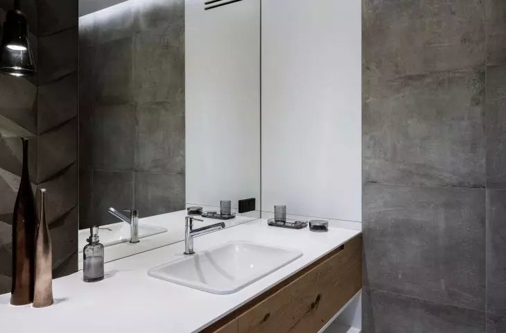 Antracytowy kolor w nowoczesnym wnętrzu, proj.: TILLA Architects