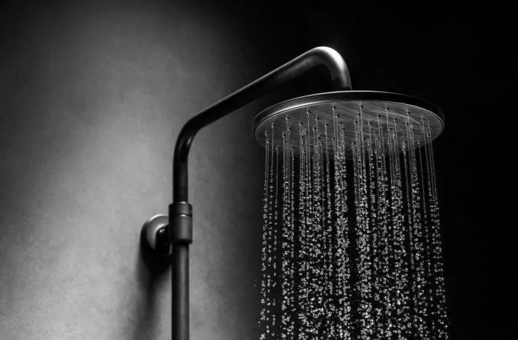 Black or white in the bathroom? - Moza Black rainshower
