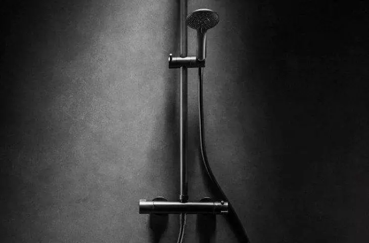 Black or white in the bathroom? - Moza Black rainshower
