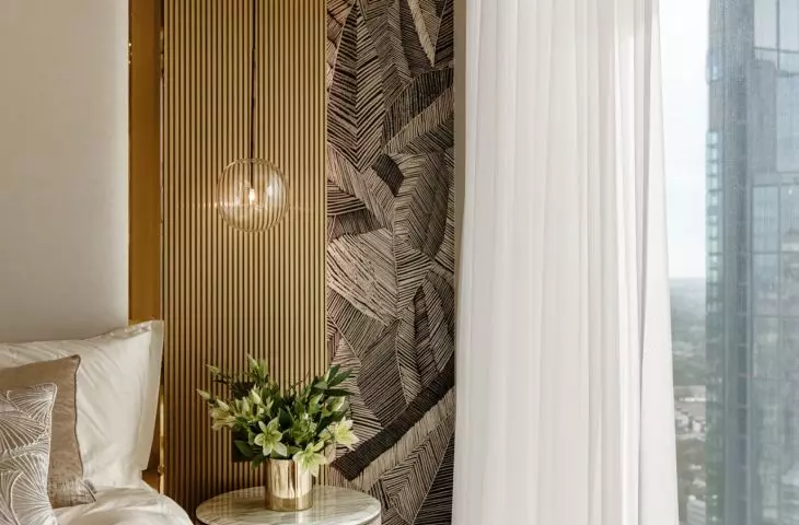 The interior of the apartment at Zlota 44 in Warsaw is clearly divided into zones: a representative living room, a comfortable office area and a private relaxation area with a bedroom and bathroom