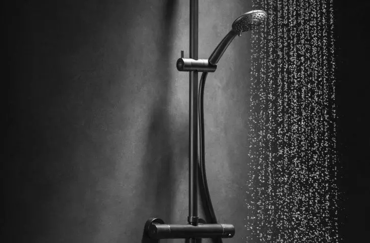 Black or white in the bathroom? - Moza Black rainshower