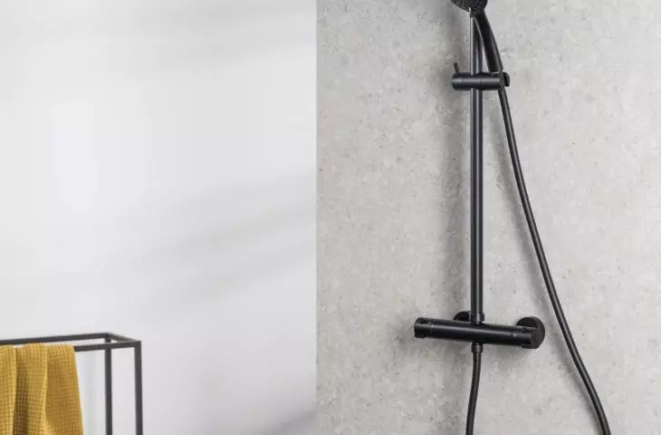 Black or white in the bathroom? - Moza Black rainshower