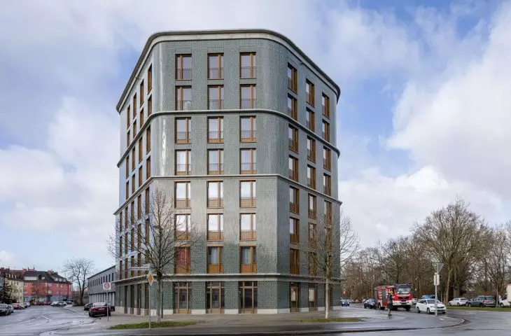 Budynek mieszkaniowy wielorodzinny 'Living on Hohentorsplatz' w Bremie – bryła budynku na Hohentorsplatz charakteryzuje się nietypowym, heksagonalnym rzutem