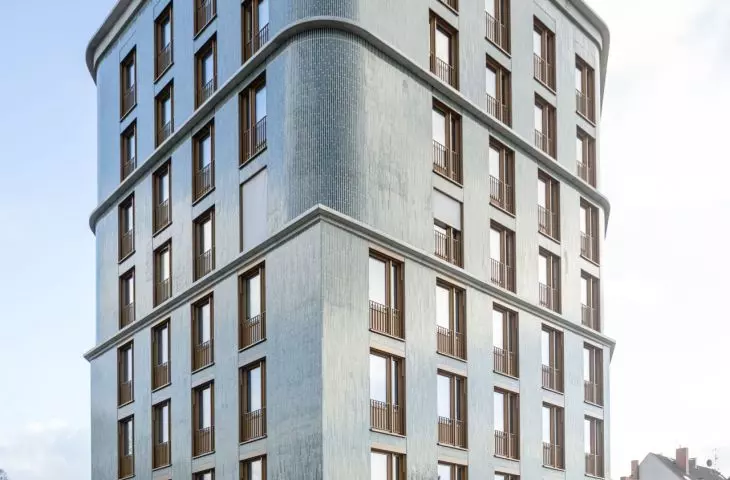 Budynek mieszkaniowy wielorodzinny 'Living on Hohentorsplatz' w Bremie – uskoki po czwartym i szóstym piętrze nawiązują do wysokości sąsiednich budynków, co pozwala zachować równowagę między indywidualnym charakterem bryły a jej otoczeniem