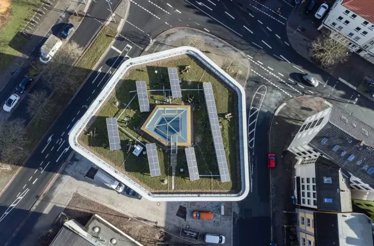 Budynek mieszkaniowy wielorodzinny 'Living on Hohentorsplatz' w Bremie – na zielonym dachu umieszczono panele słoneczne