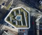 Budynek mieszkaniowy wielorodzinny 'Living on Hohentorsplatz' w Bremie – na zielonym dachu umieszczono panele słoneczne