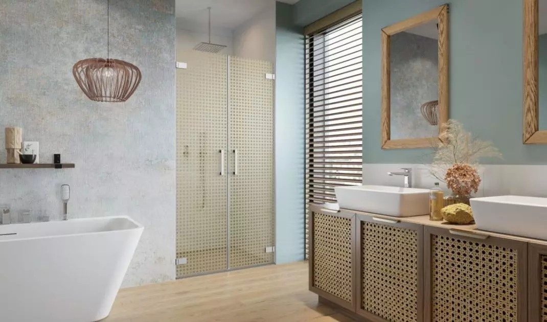 Wooden blinds in bathrooms fit perfectly into popular eco, Scandinavian or boho trends
