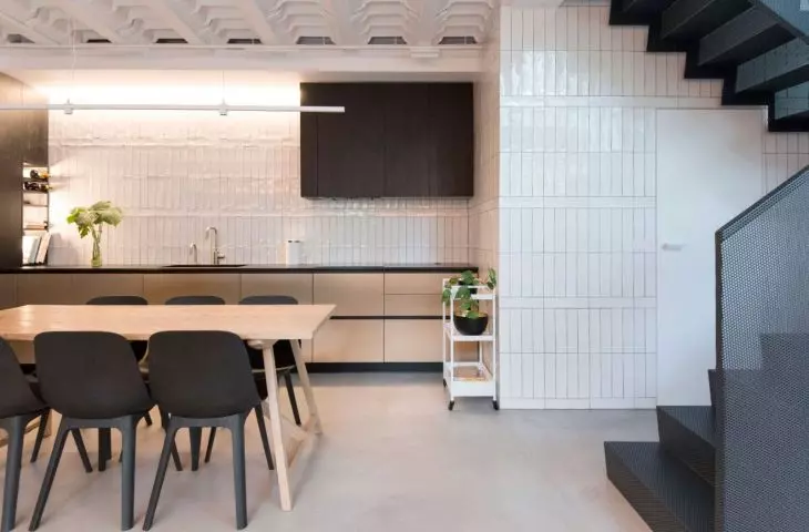 The glazed tiles were arranged vertically