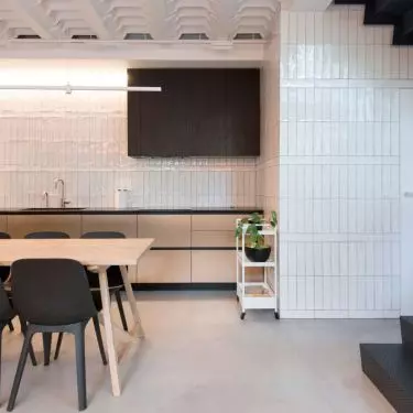 The glazed tiles were arranged vertically