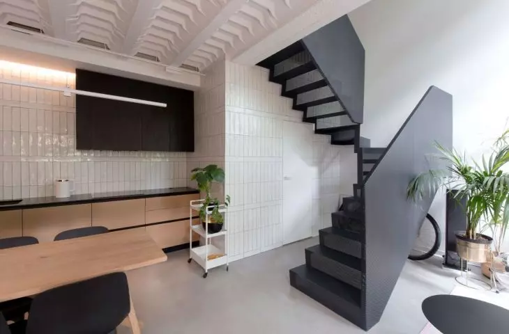 Thanks to the stairs, it was possible to recover more leisure space on the first floor