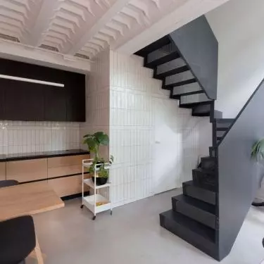 Thanks to the stairs, it was possible to recover more leisure space on the first floor
